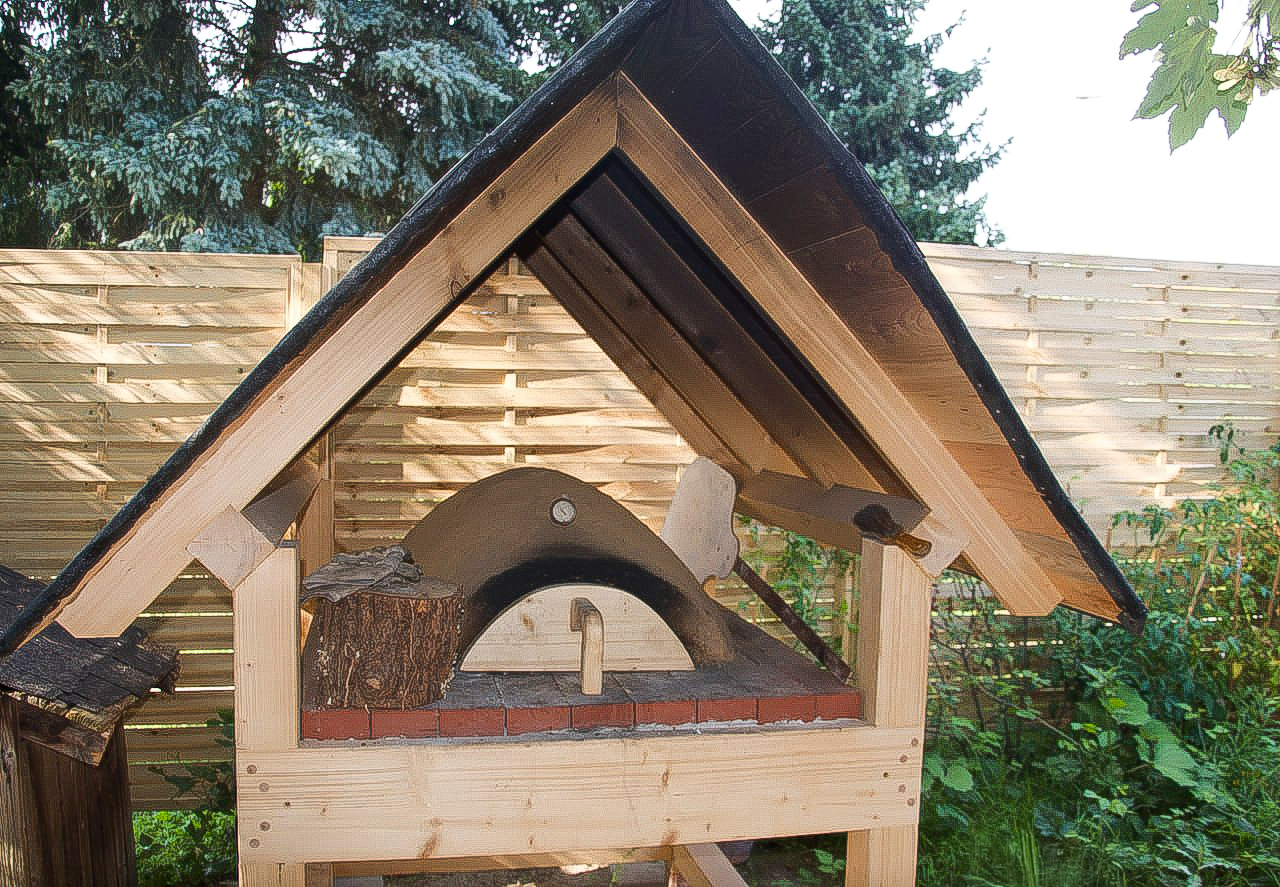 Lehm Pizzaofen mit Holzstand